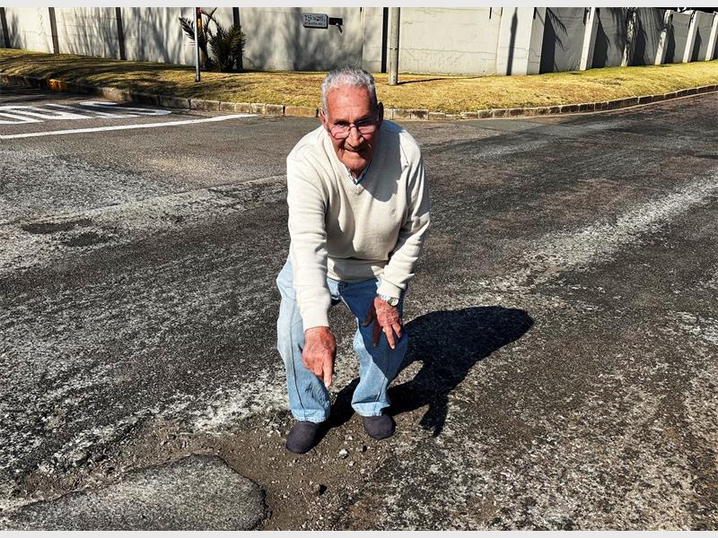 Die pesioenaris het die man wat R1 400 geskenk het om die slaggat reg te maak as 'n engel beskryf.