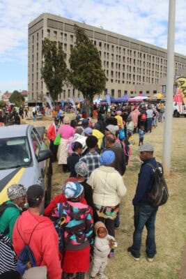 At the Boksburg Civic Centre, various local businesses converged on the lawn where they, in celebration of Mandela Day, handed out thousands of hot dogs, fruits and snack packs with sweets and other treats to thousands of the needy and vulnerable members of the community.