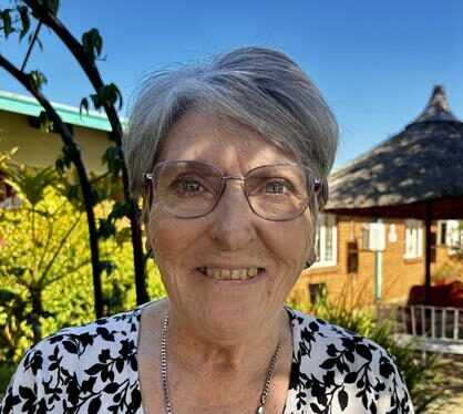 Van ’n leë terrein tot ’n lewende tuiste vir honderde, het Susan die oord help vorm.