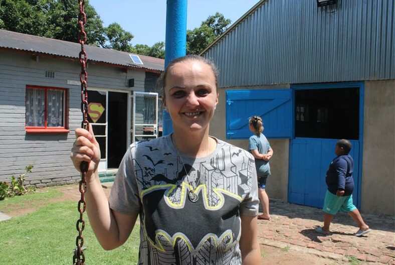 Formerly a farmhouse with horse stables, the property was converted into an independent school for up to 400 pupils, most of them from poor family backgrounds.