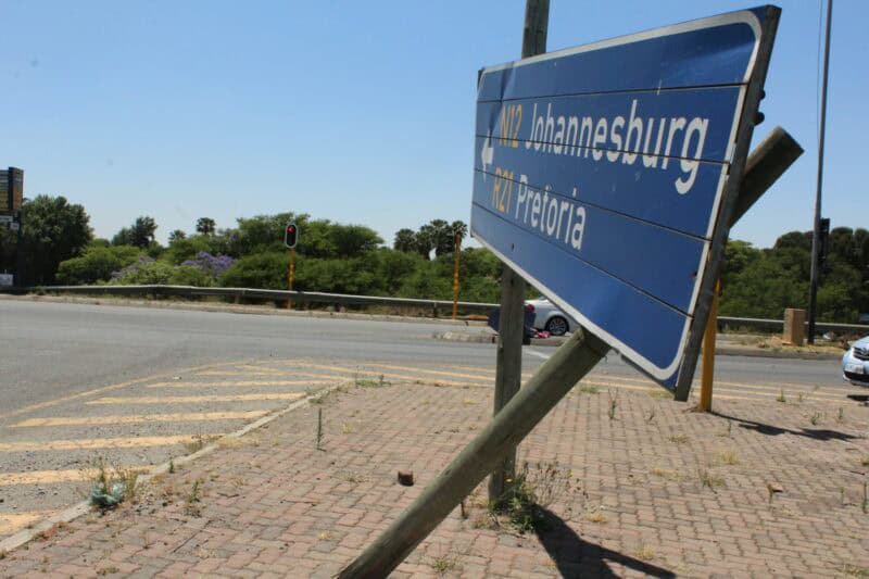 A crumbling road sign on the Rondebult Road off-Ramp in Boksburg.