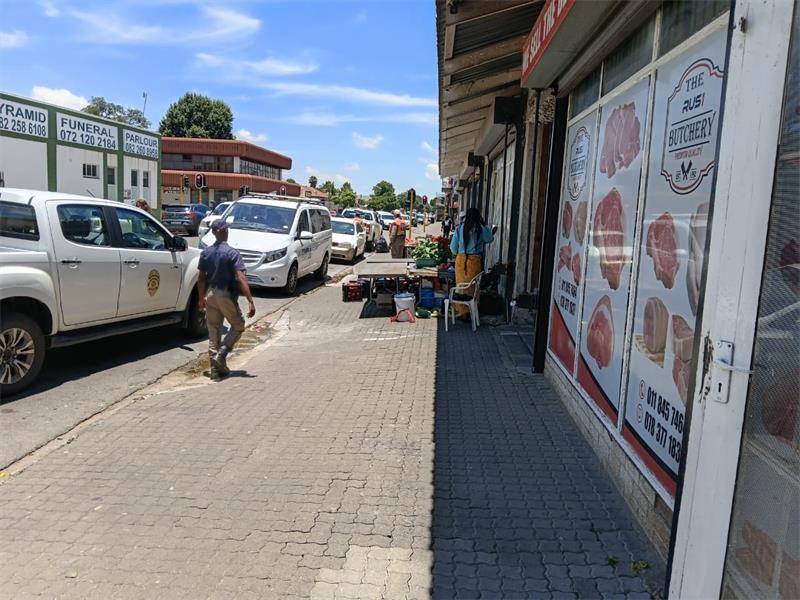 The Ekurhuleni Metro Police carried out a by-law operation in Boksburg, seizing gas stoves, fresh produce, and household items from traders operating without permits.
