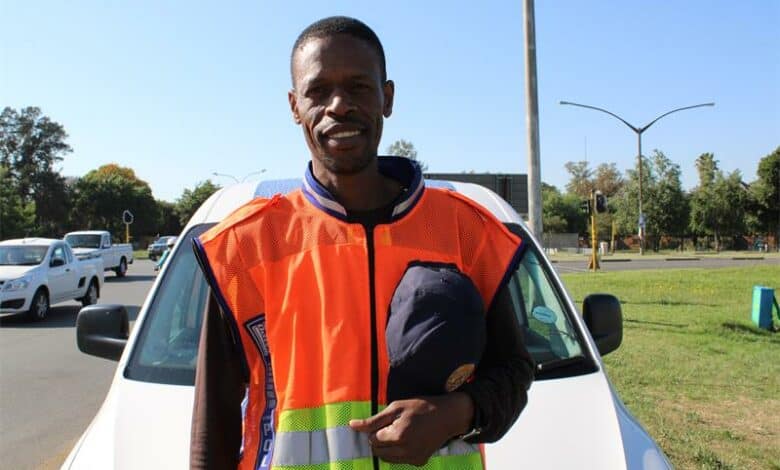 EMPD officer applauded for volunteering his time to direct traffic.