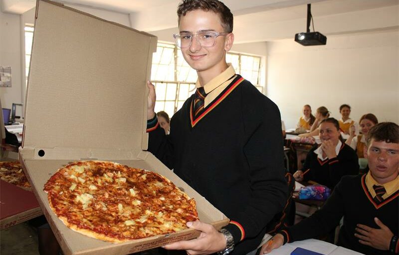 To celebrate winning the Best of Ekurhuleni award nine years in a row, East Rand Mall treated Dr E.G. Jansen Hoërskool’s Grade 9 class to nine delicious pizzas.