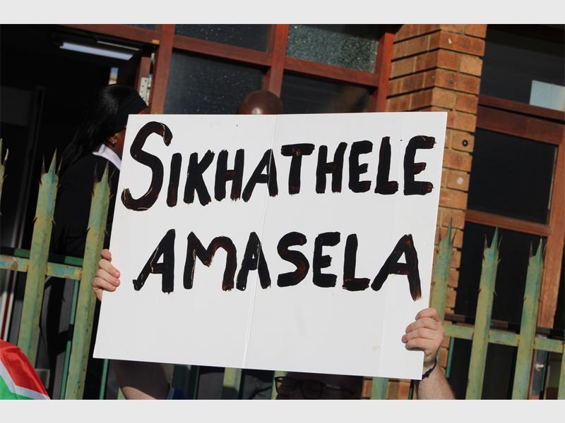 Calls for decisive action are growing in Ekurhuleni, as opposition parties are calling for urgent action to restore confidence in the municipality.
