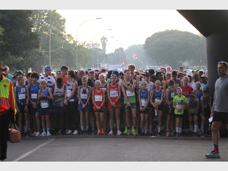 The marathon, half-marathon and 48km ultra-race start at 06:00. The 10 and 5km races will follow at 06:10.