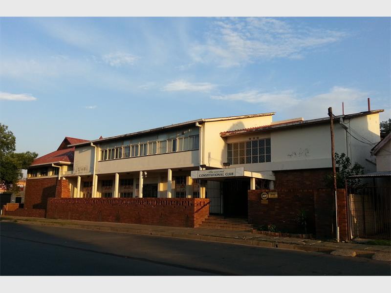 A colour photo of an old building in Benoni CBD.