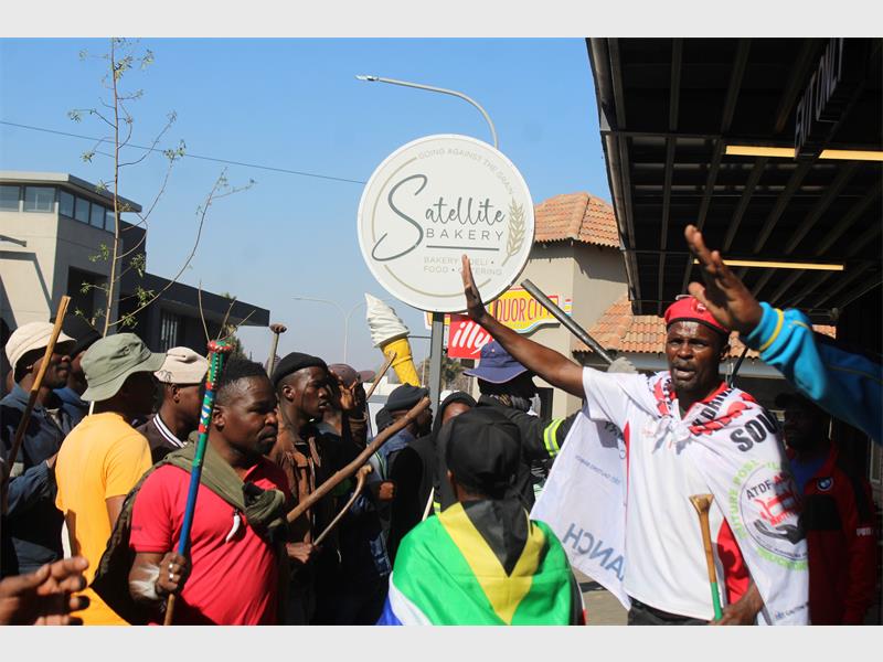 The groups reunited after another contingent from Boksburg North joined them before stopping at Satellite Fast Foods and Bakery in 11th Avenue, where they demanded to speak to management.