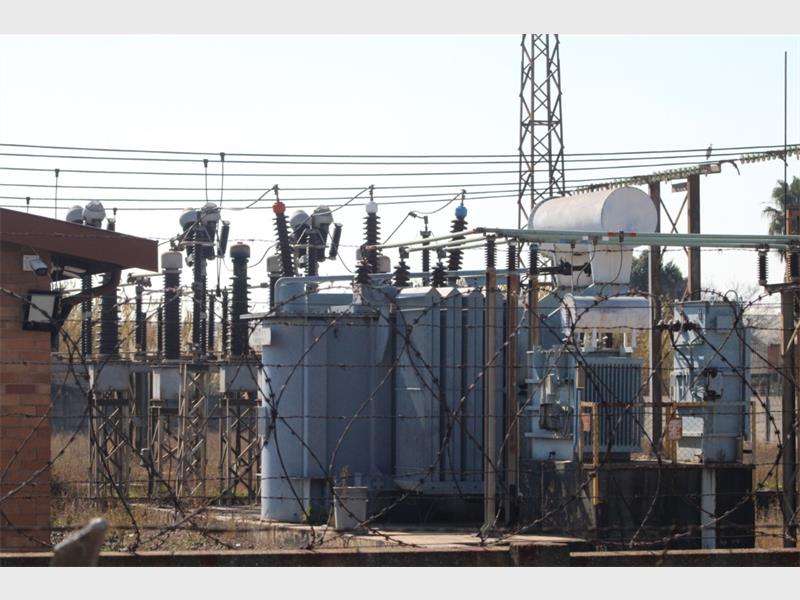 The metro's efforts to restore power entered a third day today after cable faults struck over the weekend, with repairs reportedly delayed by a shortage of replacement cable.