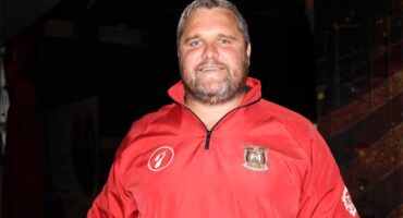 Grys kop man met 'n rooi baadjie