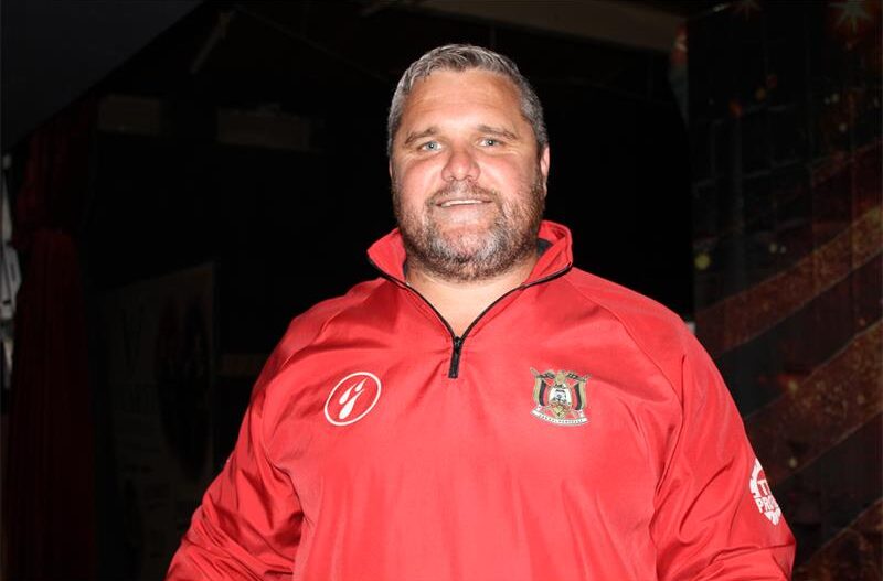 Grys kop man met 'n rooi baadjie