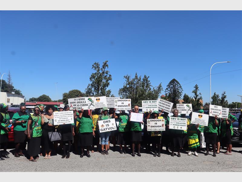 ANC ladies protesting outside court.