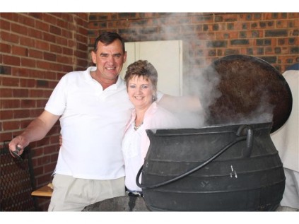 Christo Vermeulen and Hannetjie Botha prepare potjiekos at the spring fair.