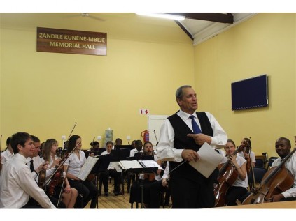 East Rand Youth Orchestra conductor Pienaar Fourie addresses the audience as the East Rand Youth Orchestra listens.