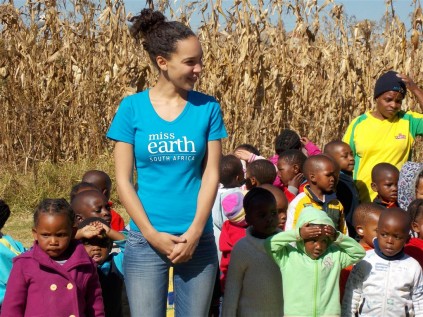 Steffani Alexander with children of Nomthandazo Children's Care Centre (Medium)
