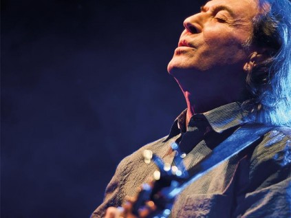 Legendary singer andsongwriter Albert Hammond is touring South Africa in October.