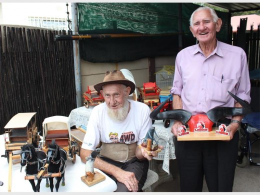 Koos Lombaard (links, 61) kerf diere uit horings en bou miniatuur waens en ou plaasvoertuie sedert hy sy rug gebreek het. Hy is hier met sy broer, Francois (77,) te sien.