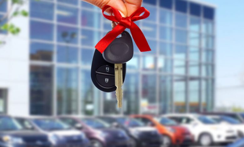 Dealer hand with a car key.