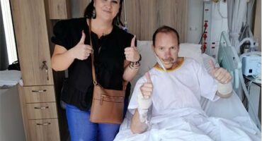 Photo of Taryn and Jaco Pretorius who is undergoing treatment and palliative care, with East Rand Palliative Care (ERPC), for Squamous Cell Carcinoma, an aggressive form of skin cancer.