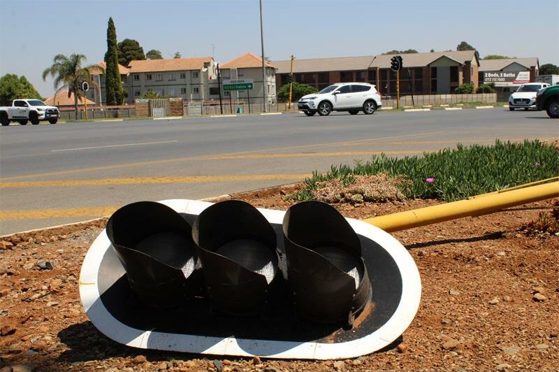 Photo of a traffic signal lying on the ground