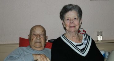 Bejaarde man met sy vrou