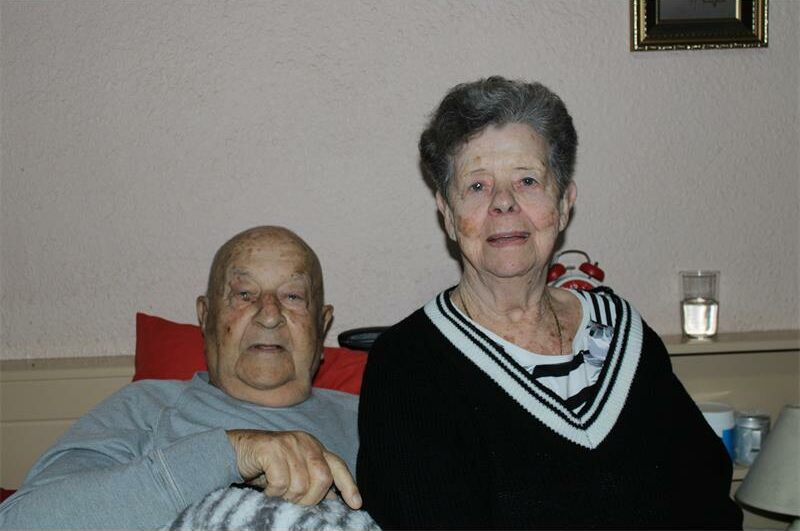 Bejaarde man met sy vrou
