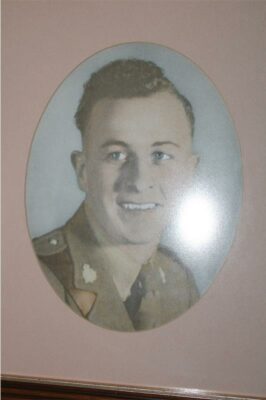 Foto van jong man in ‘n bruin univorm