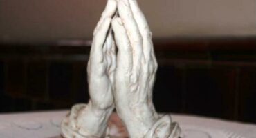 Beeld van twee grys hande