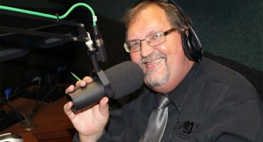 Man sit by mikrofoon