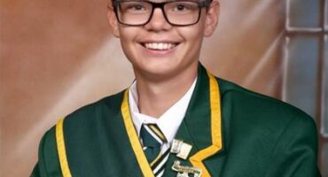 Seun met groen skoolunivorm