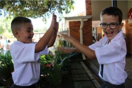 Twee seunjies speel handjieklap