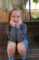 Dogtertjie sit op trappe