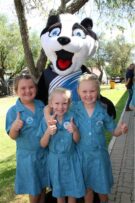 Drie meisies by 'n ratel
