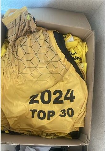 The donor donated 36 T-shirts and 36 vests in the school’s colours, bearing its emblem.