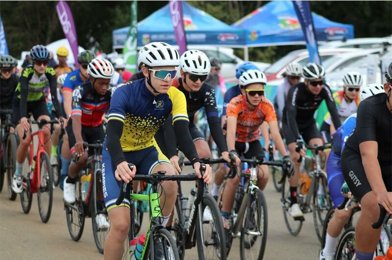 The race attracted a field of over 4000 runners. Christiaan Klopper successfully defended his men's title, while Lucy Young, second last year, rode to her first victory in the women's event.