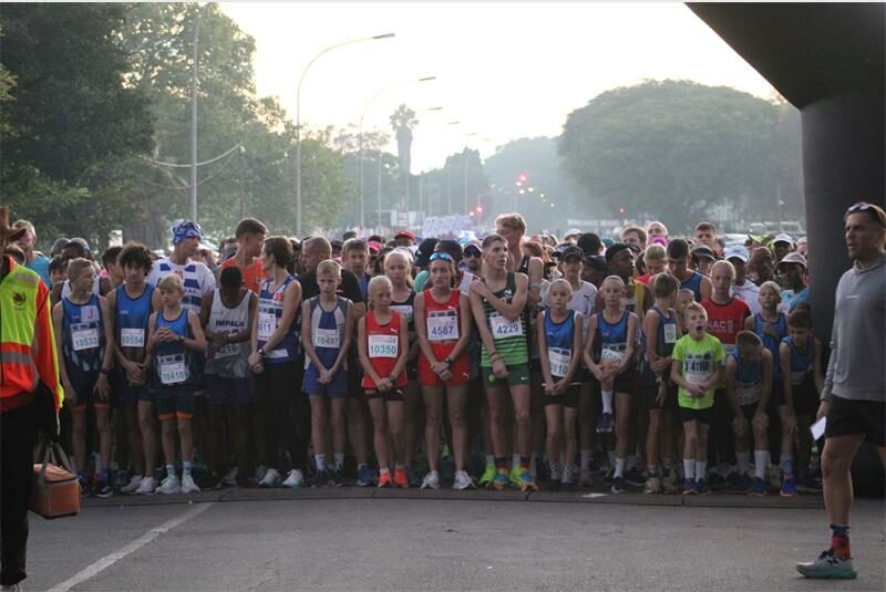 The marathon, half-marathon and 48km ultra-race start at 06:00. The 10 and 5km races will follow at 06:10.