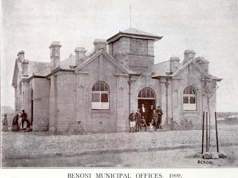 A black and white photo of an old building in Benoni.