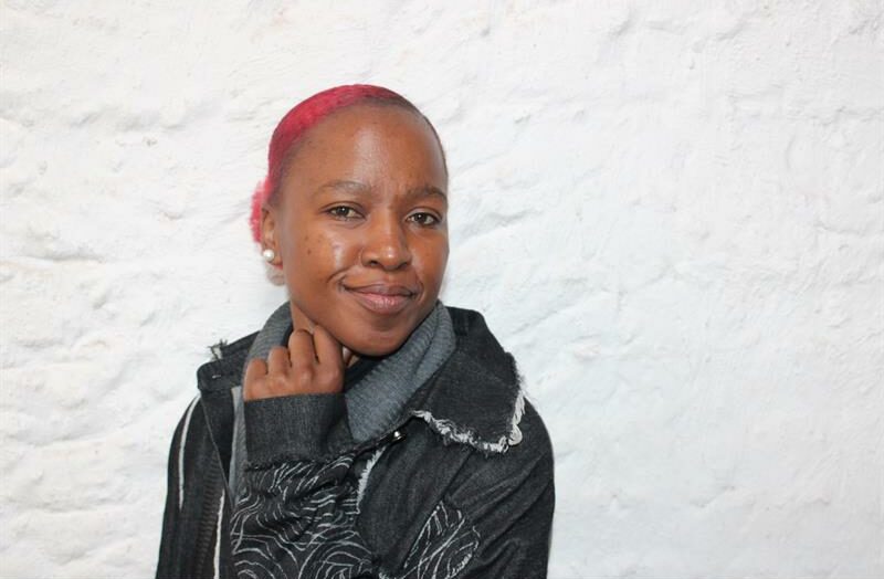Young black woman posing with her hand under her chin