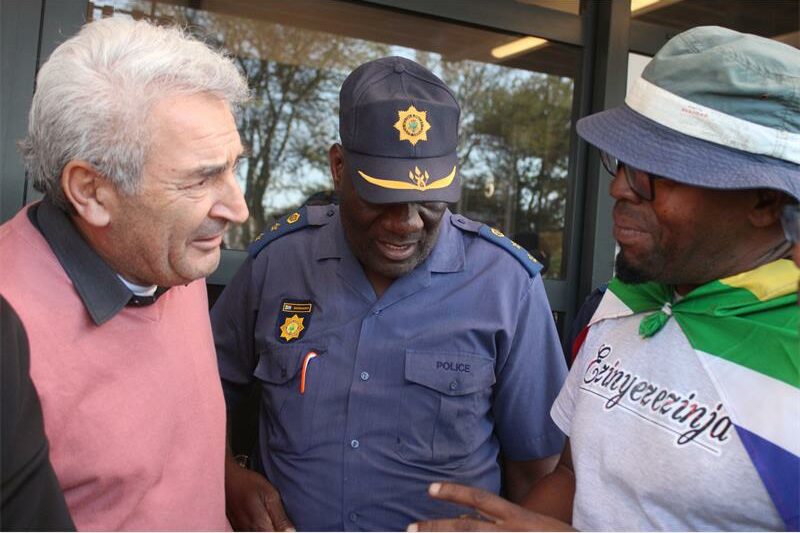 The groups reunited after another contingent from Boksburg North joined them before stopping at Satellite Fast Foods and Bakery in 11th Avenue, where they demanded to speak to management.