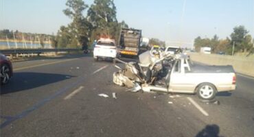 Photo of a silver bakkie with the front severely damaged due to a crash