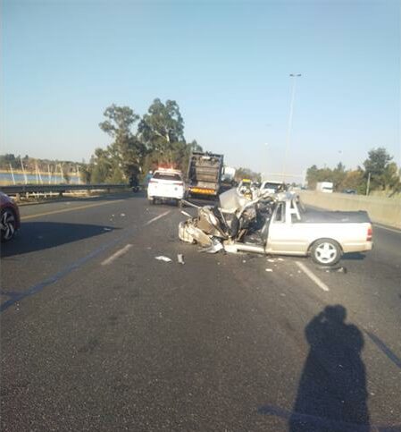 Photo of a silver bakkie with the front severely damaged due to a crash