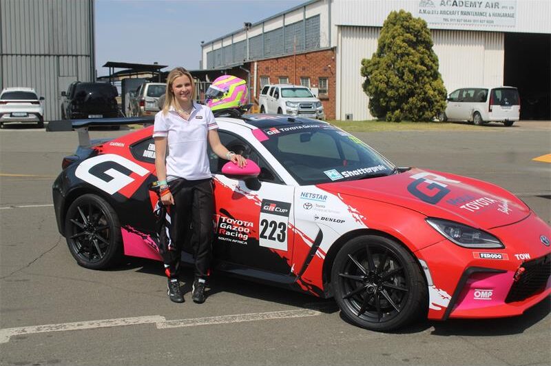 Driving a Toyota GR86, she drag raced an RV-6 flown by air pilot Elton Bondi.