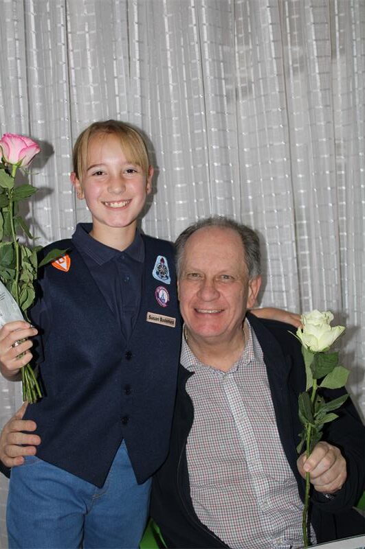 Jong meisie wat by 'n bejaarde man staan