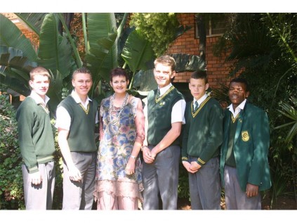 Die groep seuns van die Hoërskool Stoffberg het gekwalifiseer om aan die D5-landloopkampioenskappe deel te neem. Hulle is (van links): Stefan Beukes, Joshua Schutte, Juandré du Toit, Ryno Wiese en Ntombi Radebe. Die landloopafrigter Alta Weys is saam met hulle op die foto.