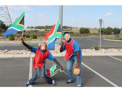 Tshepo Lebogo (left) and Velaphi Linda cheered on people from the sidelines.