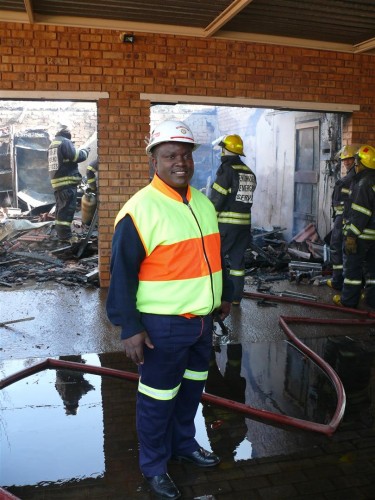 William Ntladi, die media skakelpersoon vir die Ekurhuleni Nooddienste het ook die brandtoneel besoek.