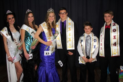 Onder die junior leerders het die beoordelaars soos volg besluit. (Van links): Kaylie Fourie (tweede prinses), Carla Pienaar (eerste prinses) en Yolindé Malan (mej Anker), Roan Palm (mnr Anker), Conraad Mouton (eerste prins) en Arné Grobler (tweede prins).