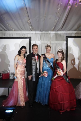 Die drie algehele wenners van die aand staan hier by die organiseerder van die Lady Gracious kompetisies, Suret Ströh (links). Hulle is (van links): Brandon Viljoen, Bianca Birnie en Elzanne Muller.   