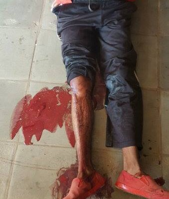 Die een rower is in die regterbeen gewond toe hy gepoog het om vir insp Jan Roos met ‘n koevoet te slaan.