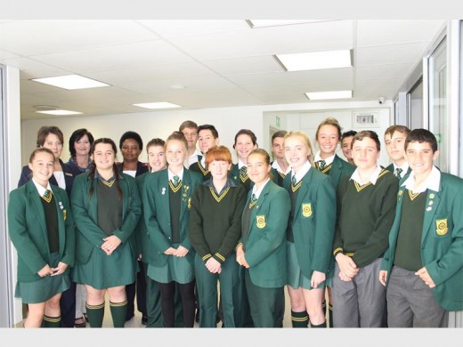 Die Stoffbergers het ‘n toer van die Lefe Dalview Hospitaal saam met Margy Mathebula, kliniese opleidingspesialis (derde van agter, links) meegemaak. Saam met hulle op die foto is, agter (van links): Marlé Erasmus, bemarkingsbestuurder en Henriette Pretorius, hospitaalbestuurder.